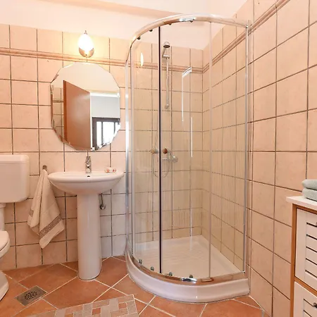 Manola 1550 Apartman *