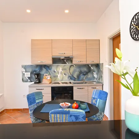 Manola 1550 Apartman *